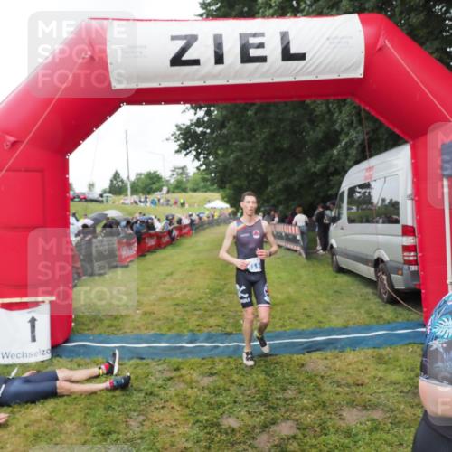 21.06.2025 - 27. Vierlanden-Triathlon MichiJ http://msf.ph/oto/8046503 15.06.2026 14:01:31 Ziel 932, 1109 meine-sportfotos.de