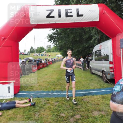 21.06.2025 - 27. Vierlanden-Triathlon MichiJ http://msf.ph/oto/8046505 15.06.2026 14:01:31 Ziel 932, 1109 meine-sportfotos.de