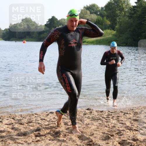 15.06.2025 - 27. Vierlanden-Triathlon Lena Gebhardt http://msf.ph/oto/8046506 15.06.2025 08:43:08 Schwimmen 11, 18, 72, 100, 139 meine-sportfotos.de