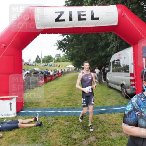 21.06.2025 - 27. Vierlanden-Triathlon MichiJ http://msf.ph/oto/8046509 15.06.2026 14:01:32 Ziel 932, 1109 meine-sportfotos.de