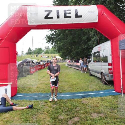 21.06.2025 - 27. Vierlanden-Triathlon MichiJ http://msf.ph/oto/8046522 15.06.2026 14:02:33 Ziel 1159 meine-sportfotos.de