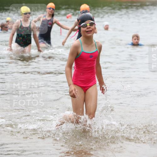 21.06.2025 - 27. Vierlanden-Triathlon Lena Gebhardt http://msf.ph/oto/8046523 15.06.2025 15:01:30 Schwimmen  meine-sportfotos.de