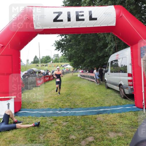 21.06.2025 - 27. Vierlanden-Triathlon MichiJ http://msf.ph/oto/8046529 15.06.2026 14:02:38 Ziel 32, 1159 meine-sportfotos.de