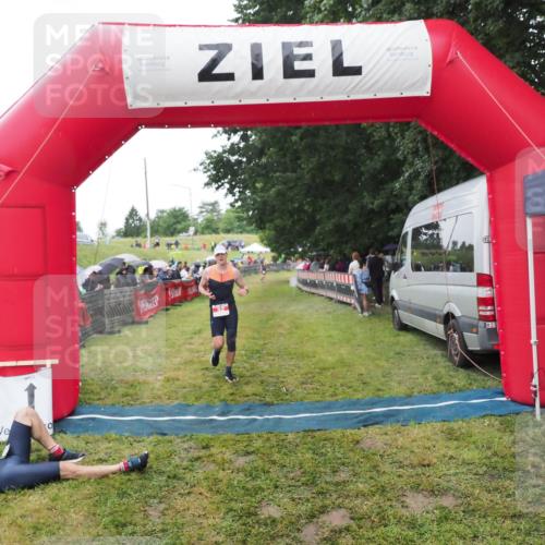 21.06.2025 - 27. Vierlanden-Triathlon MichiJ http://msf.ph/oto/8046541 15.06.2026 14:02:39 Ziel 32, 1159 meine-sportfotos.de