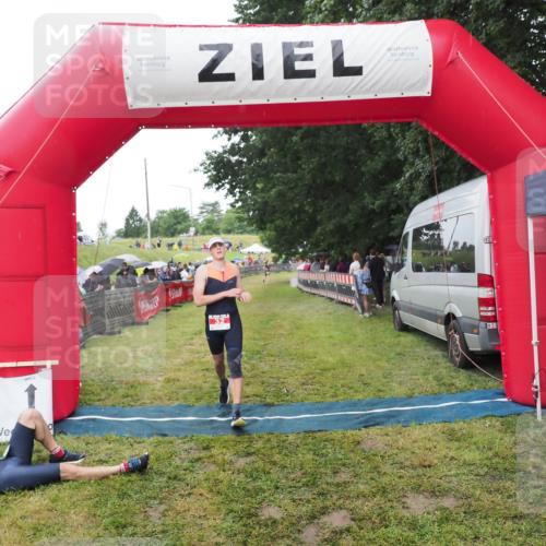 21.06.2025 - 27. Vierlanden-Triathlon MichiJ http://msf.ph/oto/8046551 15.06.2026 14:02:39 Ziel 32, 1159 meine-sportfotos.de
