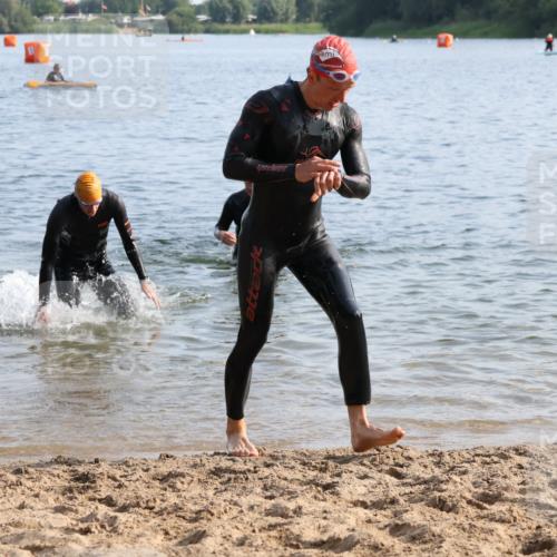 15.06.2025 - 27. Vierlanden-Triathlon Lena Gebhardt http://msf.ph/oto/8046552 15.06.2025 08:43:15 Schwimmen 11, 100, 102, 139, 148 meine-sportfotos.de