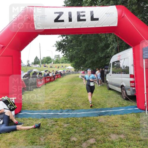 21.06.2025 - 27. Vierlanden-Triathlon MichiJ http://msf.ph/oto/8046555 15.06.2026 14:03:03 Ziel 936 meine-sportfotos.de