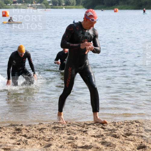 15.06.2025 - 27. Vierlanden-Triathlon Lena Gebhardt http://msf.ph/oto/8046556 15.06.2025 08:43:15 Schwimmen 11, 100, 102, 139, 148 meine-sportfotos.de