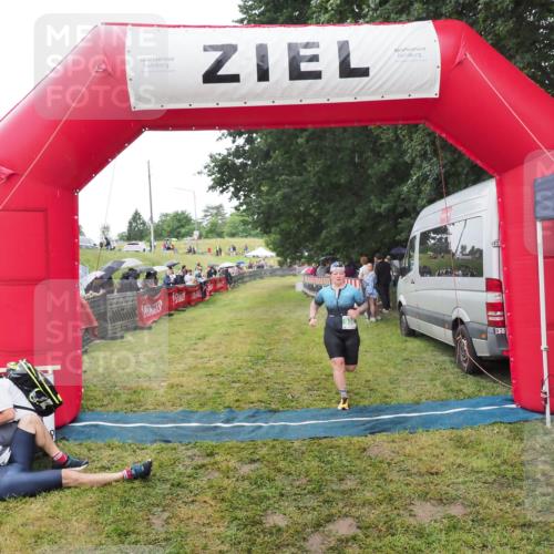 21.06.2025 - 27. Vierlanden-Triathlon MichiJ http://msf.ph/oto/8046557 15.06.2026 14:03:03 Ziel 936 meine-sportfotos.de