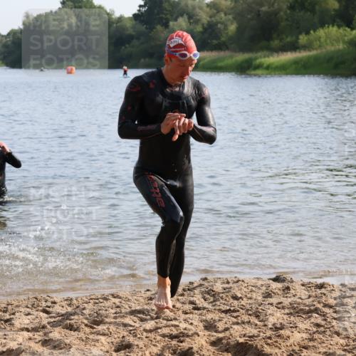 15.06.2025 - 27. Vierlanden-Triathlon Lena Gebhardt http://msf.ph/oto/8046559 15.06.2025 08:43:16 Schwimmen 11, 100, 102, 139, 148 meine-sportfotos.de