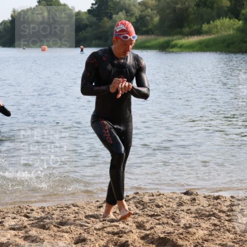 15.06.2025 - 27. Vierlanden-Triathlon Lena Gebhardt http://msf.ph/oto/8046564 15.06.2025 08:43:16 Schwimmen 11, 100, 102, 139, 148 meine-sportfotos.de