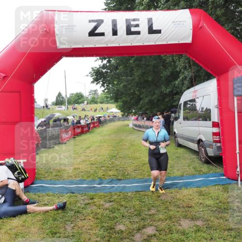 21.06.2025 - 27. Vierlanden-Triathlon MichiJ http://msf.ph/oto/8046566 15.06.2026 14:03:04 Ziel 936 meine-sportfotos.de