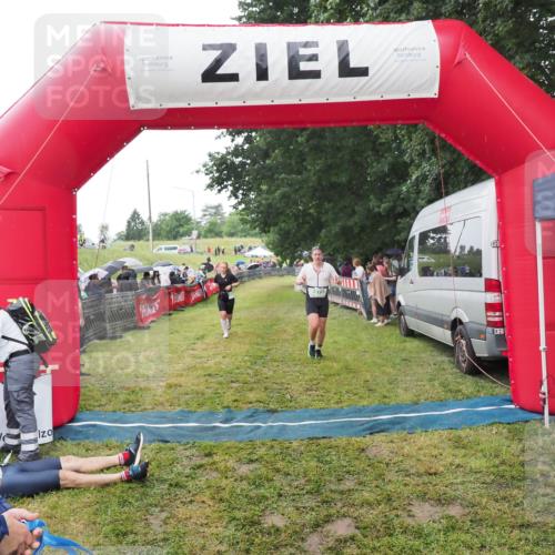 21.06.2025 - 27. Vierlanden-Triathlon MichiJ http://msf.ph/oto/8046574 15.06.2026 14:04:38 Ziel 673, 889 meine-sportfotos.de