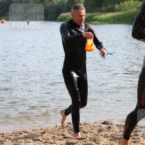 15.06.2025 - 27. Vierlanden-Triathlon Lena Gebhardt http://msf.ph/oto/8046575 15.06.2025 08:43:18 Schwimmen 11, 102, 139, 148 meine-sportfotos.de