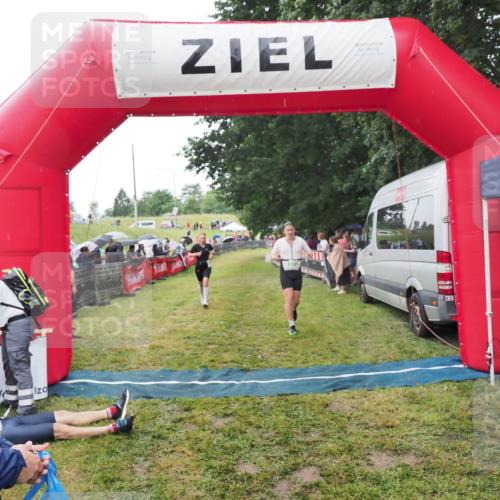 21.06.2025 - 27. Vierlanden-Triathlon MichiJ http://msf.ph/oto/8046578 15.06.2026 14:04:38 Ziel 673, 889 meine-sportfotos.de