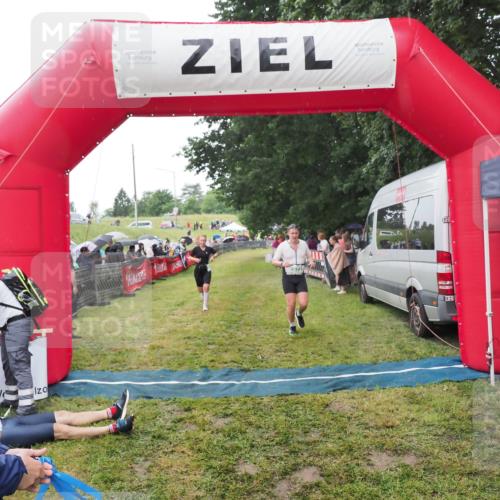 21.06.2025 - 27. Vierlanden-Triathlon MichiJ http://msf.ph/oto/8046580 15.06.2026 14:04:38 Ziel 673, 889 meine-sportfotos.de
