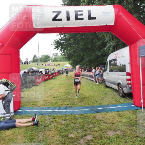 21.06.2025 - 27. Vierlanden-Triathlon MichiJ http://msf.ph/oto/8046584 15.06.2026 14:04:56 Ziel 1139, 1182 meine-sportfotos.de