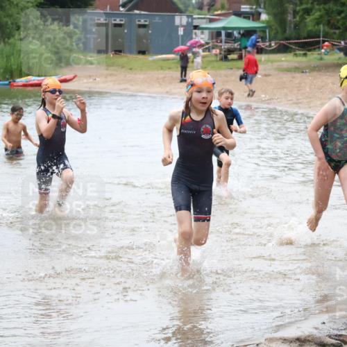 21.06.2025 - 27. Vierlanden-Triathlon Lena Gebhardt http://msf.ph/oto/8046592 15.06.2025 15:01:37 Schwimmen  meine-sportfotos.de