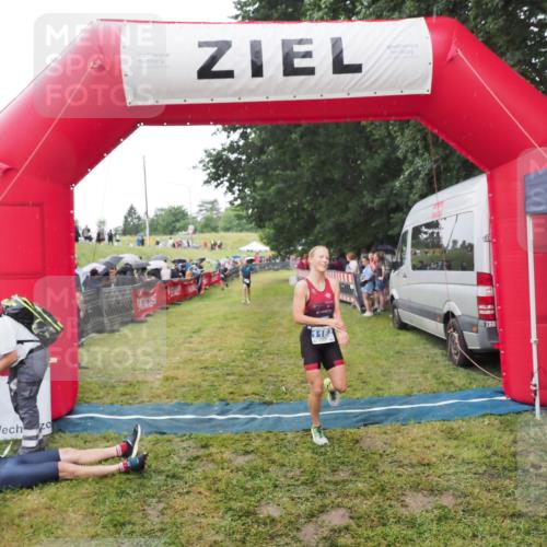 21.06.2025 - 27. Vierlanden-Triathlon MichiJ http://msf.ph/oto/8046597 15.06.2026 14:04:57 Ziel 1139, 1182 meine-sportfotos.de