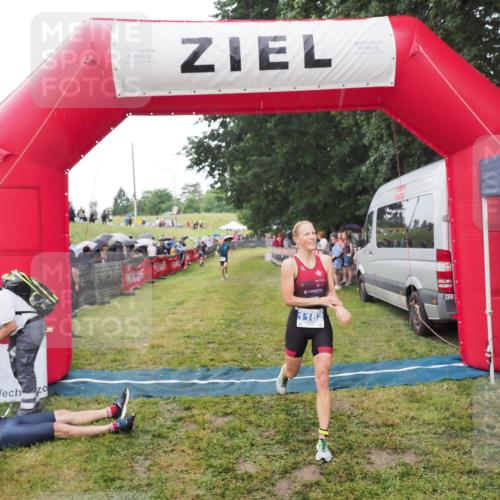 21.06.2025 - 27. Vierlanden-Triathlon MichiJ http://msf.ph/oto/8046601 15.06.2026 14:04:57 Ziel 1139, 1182 meine-sportfotos.de