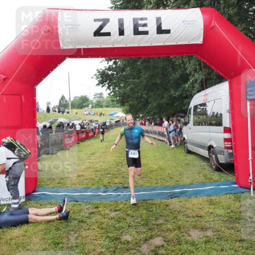 21.06.2025 - 27. Vierlanden-Triathlon MichiJ http://msf.ph/oto/8046612 15.06.2026 14:05:00 Ziel 1139, 1182 meine-sportfotos.de