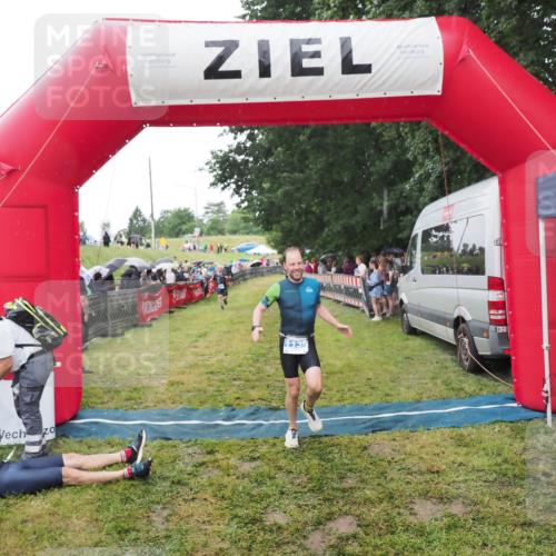 21.06.2025 - 27. Vierlanden-Triathlon MichiJ http://msf.ph/oto/8046614 15.06.2026 14:05:00 Ziel 1139, 1182 meine-sportfotos.de