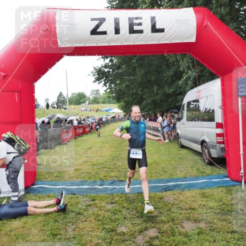 21.06.2025 - 27. Vierlanden-Triathlon MichiJ http://msf.ph/oto/8046616 15.06.2026 14:05:00 Ziel 1139, 1182 meine-sportfotos.de