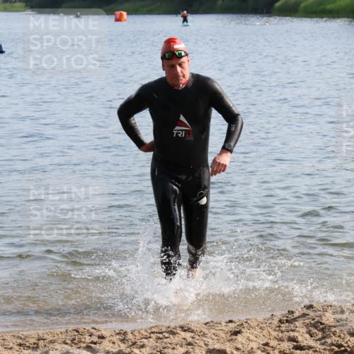 15.06.2025 - 27. Vierlanden-Triathlon Lena Gebhardt http://msf.ph/oto/8046617 15.06.2025 08:43:22 Schwimmen 11, 65, 74, 102, 148 meine-sportfotos.de