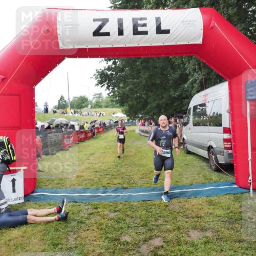 21.06.2025 - 27. Vierlanden-Triathlon MichiJ http://msf.ph/oto/8046622 15.06.2026 14:05:09 Ziel 228 meine-sportfotos.de
