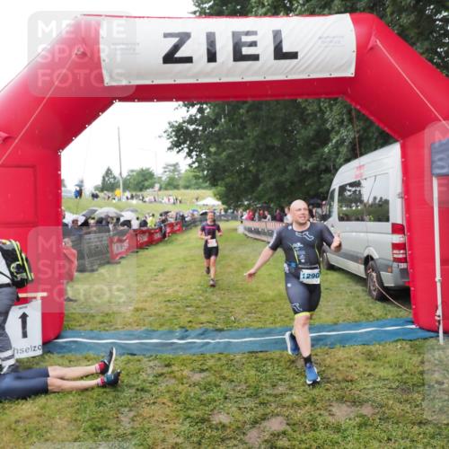 21.06.2025 - 27. Vierlanden-Triathlon MichiJ http://msf.ph/oto/8046628 15.06.2026 14:05:09 Ziel 228 meine-sportfotos.de