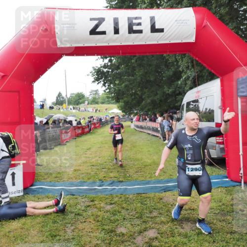 21.06.2025 - 27. Vierlanden-Triathlon MichiJ http://msf.ph/oto/8046631 15.06.2026 14:05:10 Ziel 228 meine-sportfotos.de