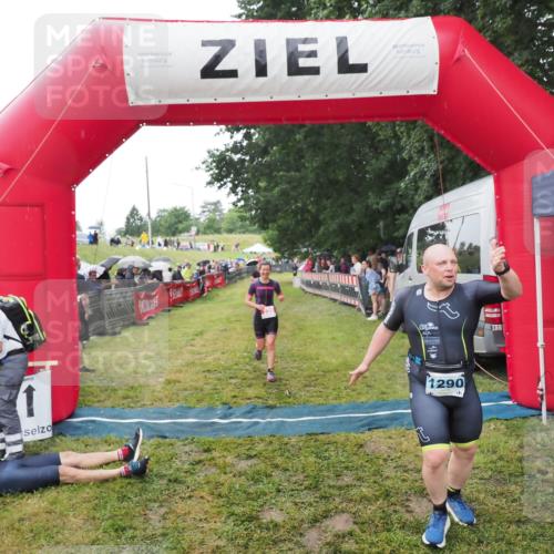 21.06.2025 - 27. Vierlanden-Triathlon MichiJ http://msf.ph/oto/8046633 15.06.2026 14:05:10 Ziel 228 meine-sportfotos.de