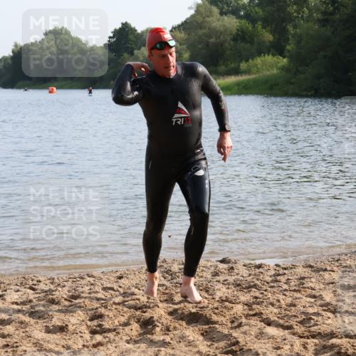 15.06.2025 - 27. Vierlanden-Triathlon Lena Gebhardt http://msf.ph/oto/8046634 15.06.2025 08:43:24 Schwimmen 11, 65, 74, 102, 148 meine-sportfotos.de