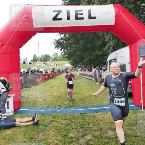 21.06.2025 - 27. Vierlanden-Triathlon MichiJ http://msf.ph/oto/8046635 15.06.2026 14:05:10 Ziel 228 meine-sportfotos.de