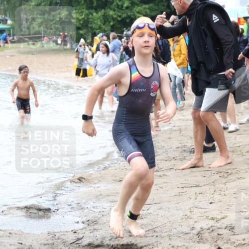 21.06.2025 - 27. Vierlanden-Triathlon Lena Gebhardt http://msf.ph/oto/8046636 15.06.2025 15:01:42 Schwimmen  meine-sportfotos.de