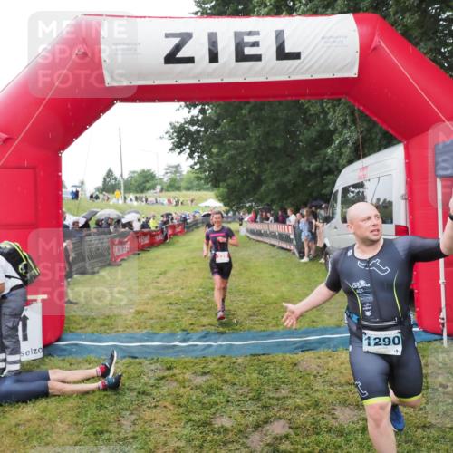 21.06.2025 - 27. Vierlanden-Triathlon MichiJ http://msf.ph/oto/8046637 15.06.2026 14:05:10 Ziel 228 meine-sportfotos.de