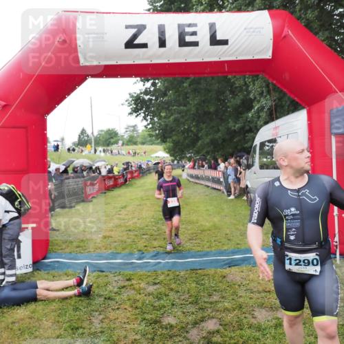 21.06.2025 - 27. Vierlanden-Triathlon MichiJ http://msf.ph/oto/8046641 15.06.2026 14:05:10 Ziel 228 meine-sportfotos.de
