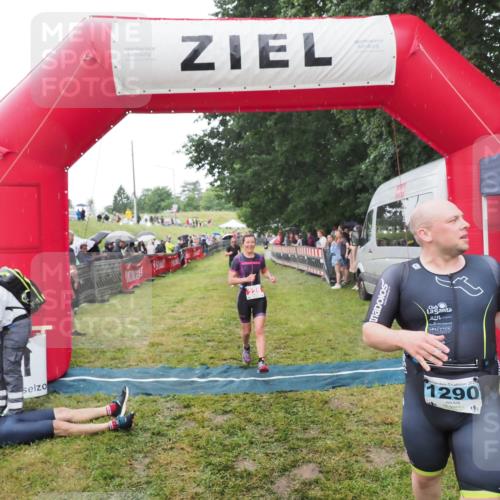 21.06.2025 - 27. Vierlanden-Triathlon MichiJ http://msf.ph/oto/8046644 15.06.2026 14:05:10 Ziel 228 meine-sportfotos.de