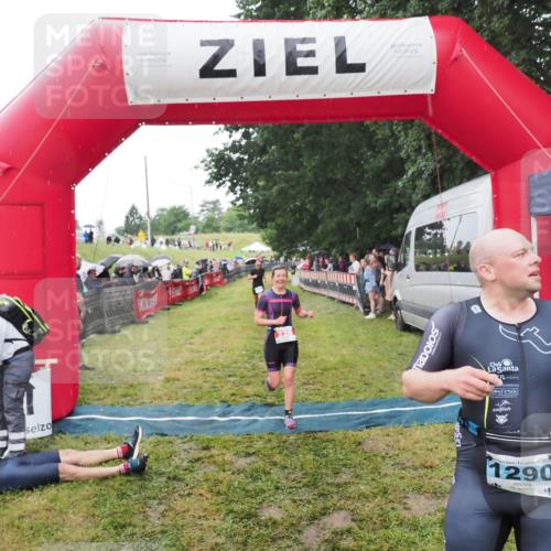 21.06.2025 - 27. Vierlanden-Triathlon MichiJ http://msf.ph/oto/8046646 15.06.2026 14:05:11 Ziel 228, 941 meine-sportfotos.de