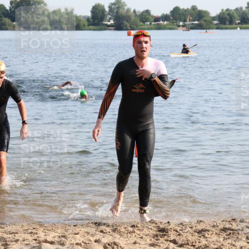 15.06.2025 - 27. Vierlanden-Triathlon Lena Gebhardt http://msf.ph/oto/8046657 15.06.2025 08:43:30 Schwimmen 32, 65, 74, 148 meine-sportfotos.de