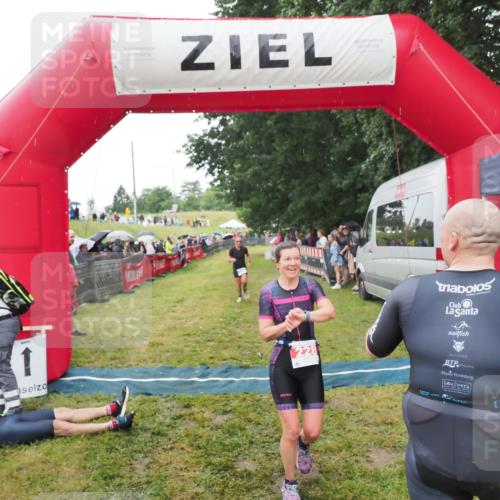21.06.2025 - 27. Vierlanden-Triathlon MichiJ http://msf.ph/oto/8046660 15.06.2026 14:05:12 Ziel 228, 941 meine-sportfotos.de