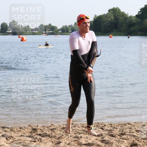 15.06.2025 - 27. Vierlanden-Triathlon Lena Gebhardt http://msf.ph/oto/8046664 15.06.2025 08:43:31 Schwimmen 32, 65, 74, 148 meine-sportfotos.de