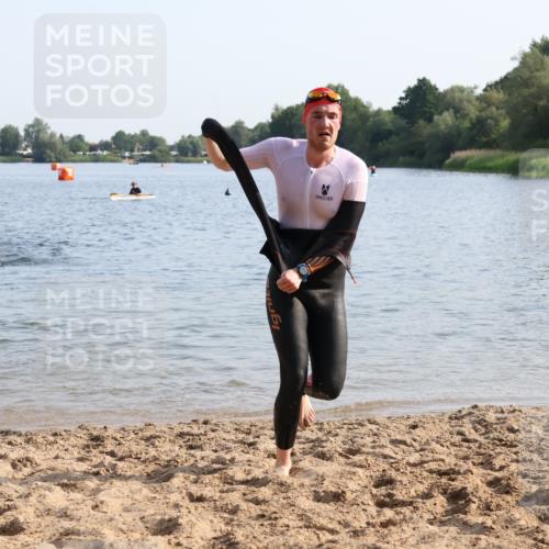 15.06.2025 - 27. Vierlanden-Triathlon Lena Gebhardt http://msf.ph/oto/8046668 15.06.2025 08:43:32 Schwimmen 32, 65, 74, 148 meine-sportfotos.de