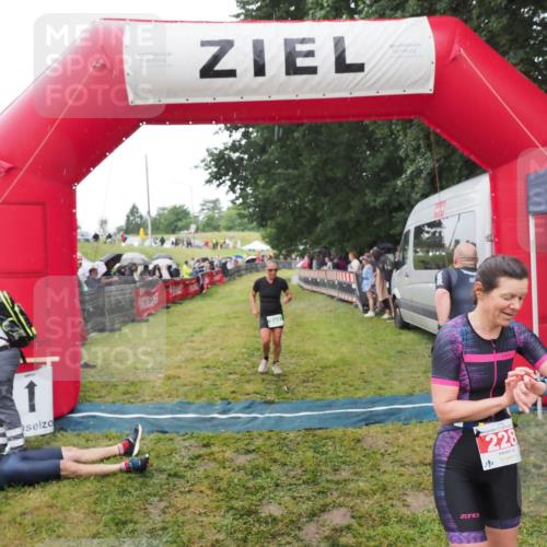 21.06.2025 - 27. Vierlanden-Triathlon MichiJ http://msf.ph/oto/8046669 15.06.2026 14:05:14 Ziel 228, 941 meine-sportfotos.de