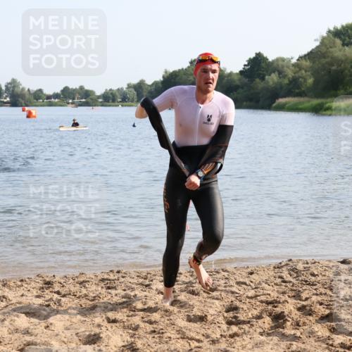 15.06.2025 - 27. Vierlanden-Triathlon Lena Gebhardt http://msf.ph/oto/8046672 15.06.2025 08:43:32 Schwimmen 32, 65, 74, 148 meine-sportfotos.de