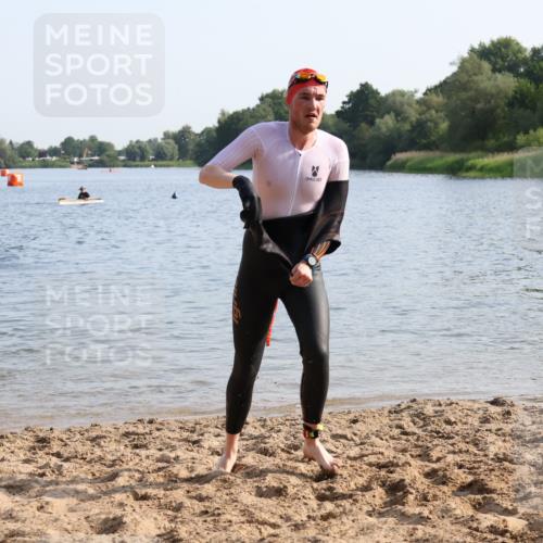 15.06.2025 - 27. Vierlanden-Triathlon Lena Gebhardt http://msf.ph/oto/8046675 15.06.2025 08:43:32 Schwimmen 32, 65, 74, 148 meine-sportfotos.de