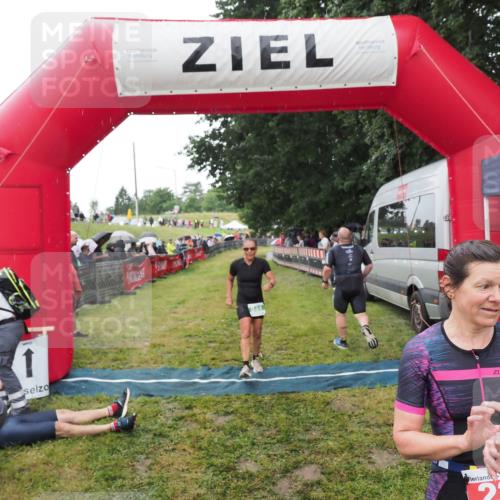 21.06.2025 - 27. Vierlanden-Triathlon MichiJ http://msf.ph/oto/8046682 15.06.2026 14:05:15 Ziel 228, 941 meine-sportfotos.de