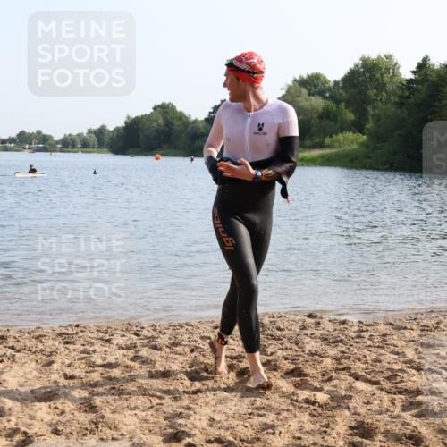 15.06.2025 - 27. Vierlanden-Triathlon Lena Gebhardt http://msf.ph/oto/8046683 15.06.2025 08:43:32 Schwimmen 32, 65, 74, 148 meine-sportfotos.de