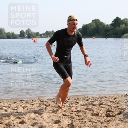 15.06.2025 - 27. Vierlanden-Triathlon Lena Gebhardt http://msf.ph/oto/8046686 15.06.2025 08:43:33 Schwimmen 32, 65, 74, 148 meine-sportfotos.de