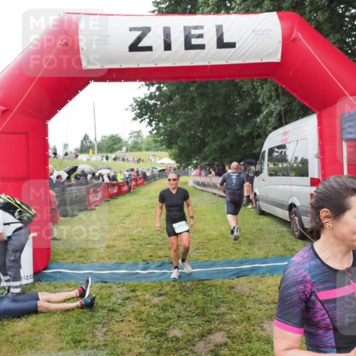 21.06.2025 - 27. Vierlanden-Triathlon MichiJ http://msf.ph/oto/8046689 15.06.2026 14:05:15 Ziel 228, 941 meine-sportfotos.de